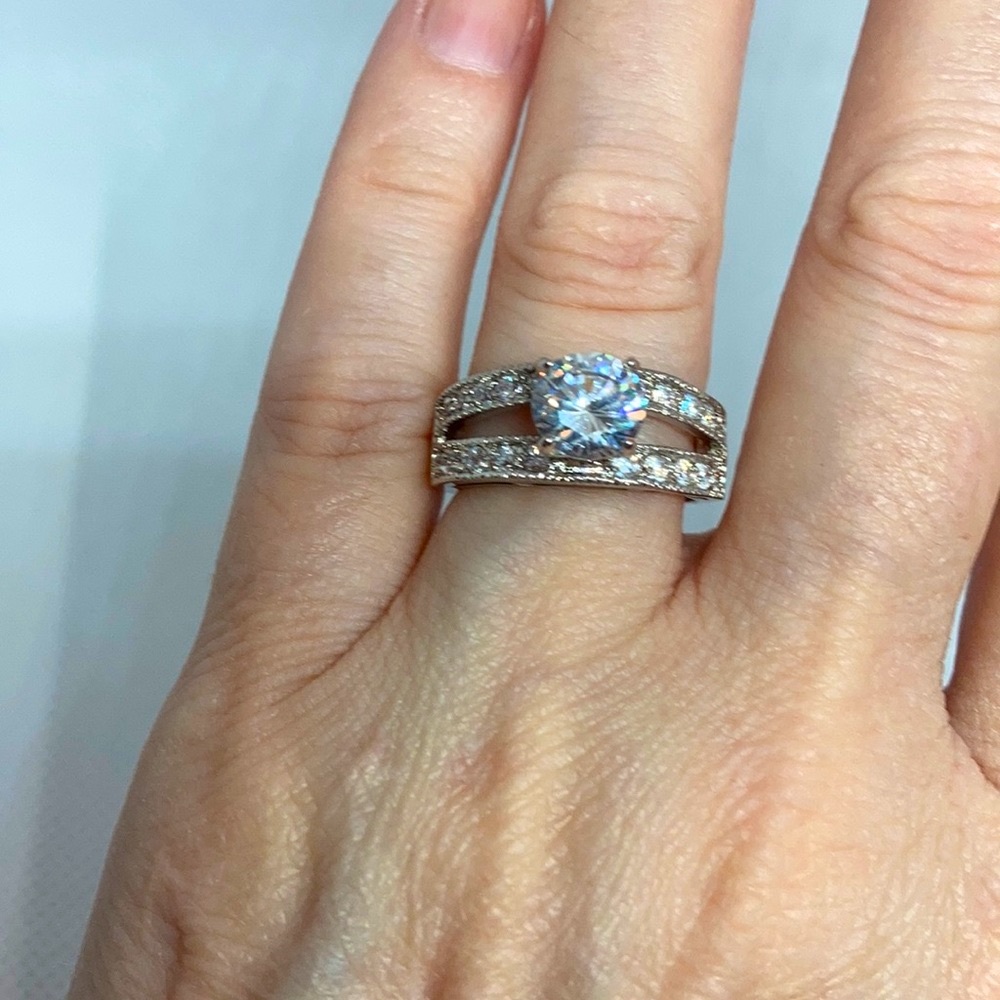 Simulated diamond with silvertone ring J-4